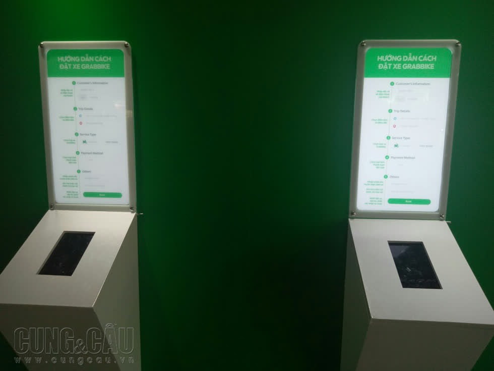 Hai màn hình cảm ứng được lắp đặt phục vụ cho khách hàng tại bến xe.