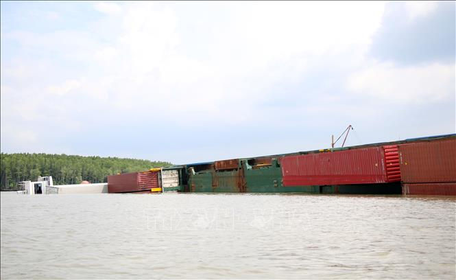 Nhiều thùng container vẫn gắn chặt với tàu VIETSUN INTEGRITY và nổi trên mặt sông Lòng Tàu. Ảnh: TTXVN