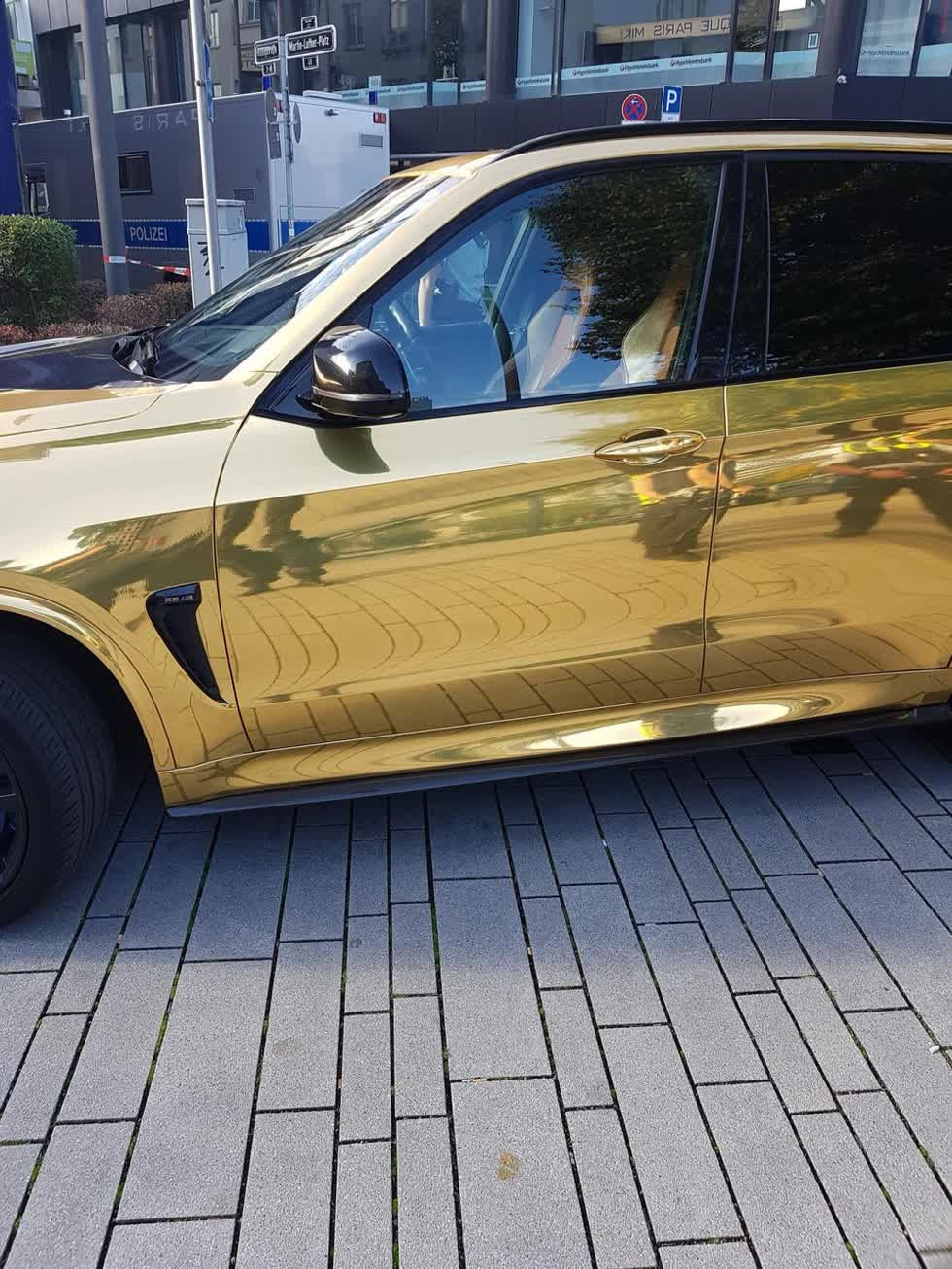  Dán đề-can mạ crôm vàng, BMW X5 M hạng sang SUV không thoát khỏi tay cảnh sát. 
