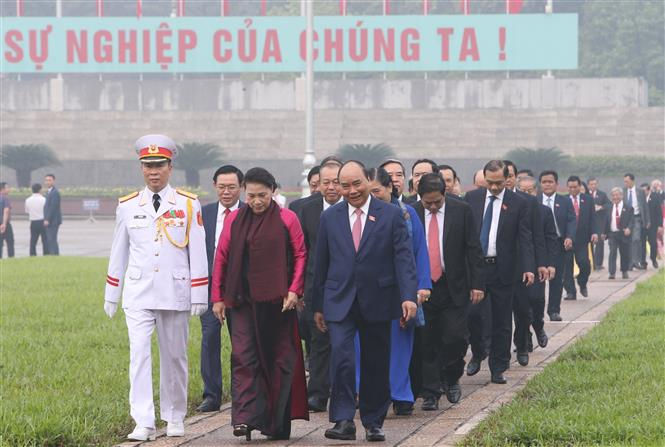  Trước phiên khai mạc, các đồng chí lãnh đạo Đảng, Nhà nước, các đại biểu Quốc hội đã đến đặt vòng hoa và vào Lăng viếng Chủ tịch Hồ Chí Minh.  