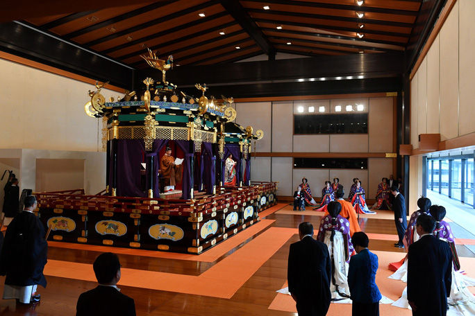 Ngai vàng Takamikura, nơi Nhật hoàng tuyên bố lên ngôi, và bên phải là ngai của Hoàng hậu. Ảnh: AP.