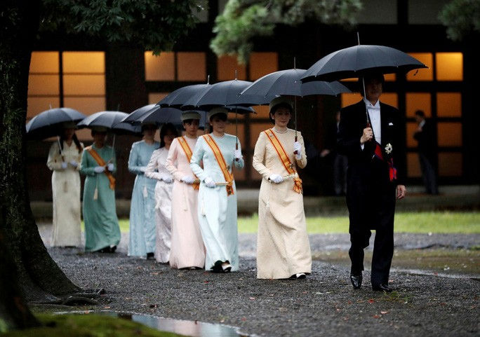 Hoàng tử Akishino và Công chúa Kiko và các thành viên hoàng gia Nhật Bản đến nơi tổ chức buổi lễ, nơi Nhật hoàng Naruhito sẽ tiến hành nghi lễ lên ngôi tại Hoàng Cung ở Tokyo ngày 22/10. Ảnh: Reuters.