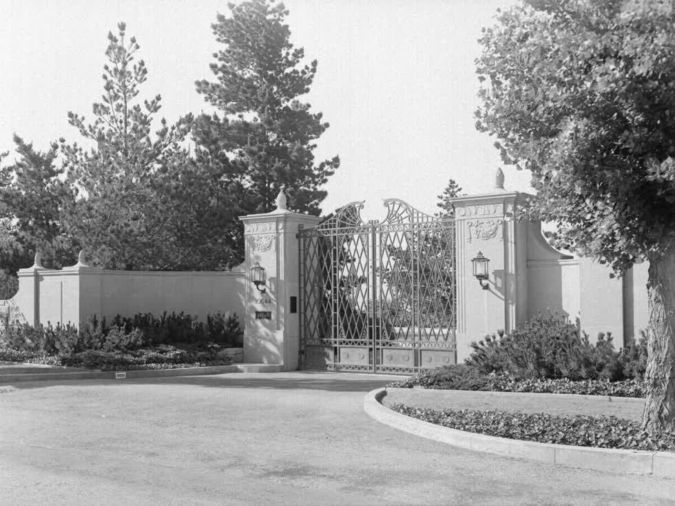 Nội thất của dinh thự được thiết kế bởi Peterson Studios và TH Robsjon-Gibbions với những món đồ sản xuất riêng. Casa Encantada được xây xong vào năm 1937 với chi phí hơn 2 triệu USD, tương đương khoảng 35 triệu USD hiện nay.