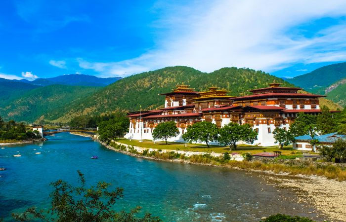   Đây được đánh giá là một pháo đài đẹp nhất của Bhutan. Nó nằm ngay giữa hai con sông nổi tiếng chính là Pho Chu và Mo Chu. Và được xây dựng từ những năm thế kỷ 17 được xem là cung điện hoàng gia Bhutan cho đến những năm giữa thế kỷ 20. Ban đầu nó có tên gọi với nghĩa là Lâu đài hạnh phúc. Ngày nay đây là địa điểm thường xuyên mở cửa dành cho các du khách tham quan.  