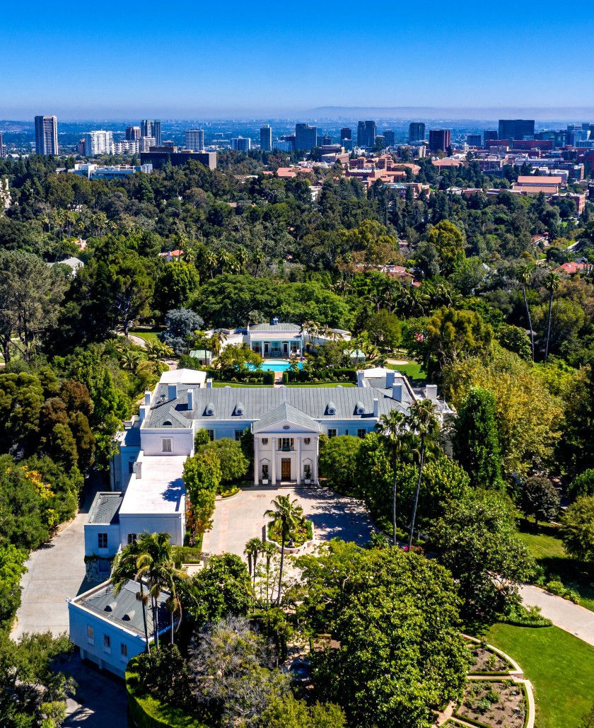   Nếu được bán với giá 225 triệu USD, Casa Encantada sẽ vượt qua dinh thự Spelling tại Holmby Hills, California, trở thành căn nhà đắt nhất từng được bán tại Mỹ, theo Tạp chí Fortune.  