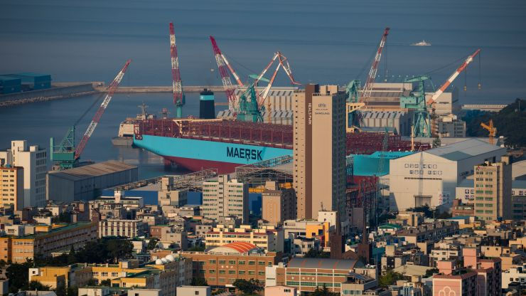 Một tàu container đang được đóng ở nhà máy đóng tàu của Hyundai ở Ulsan, Hàn Quốc - Ảnh: Bloomberg/CNBC.