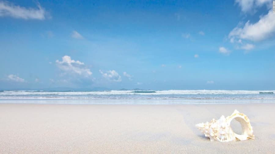Nằm trên bán đảo phía Bắc Nha Trang, thuộc Duyên hải miền trung Việt Nam, Jungle Beach là một trong những điểm đến nghỉ ngơi hoang sơ hấp dẫn du khách. Với nguồn nước sạch mát của cù lao, bờ cát mịn và cảnh đẹp...nơi đây sẽ rất phù hợp cho du khách có một kỳ nghỉ sinh thái.