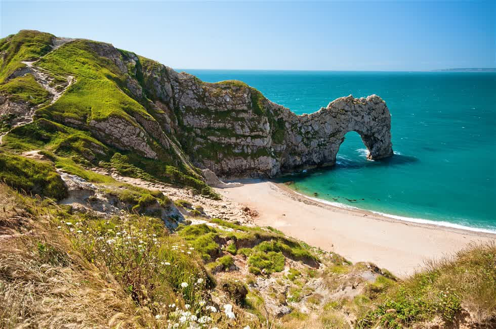   2. Nước Anh có bờ biển tuyệt đẹp. Những bờ biển ở Anh trải dài từ Northumberland đến Cornwall khiến du khách choáng ngợp bởi vẻ đẹp hoang sơ, hùng vĩ.  