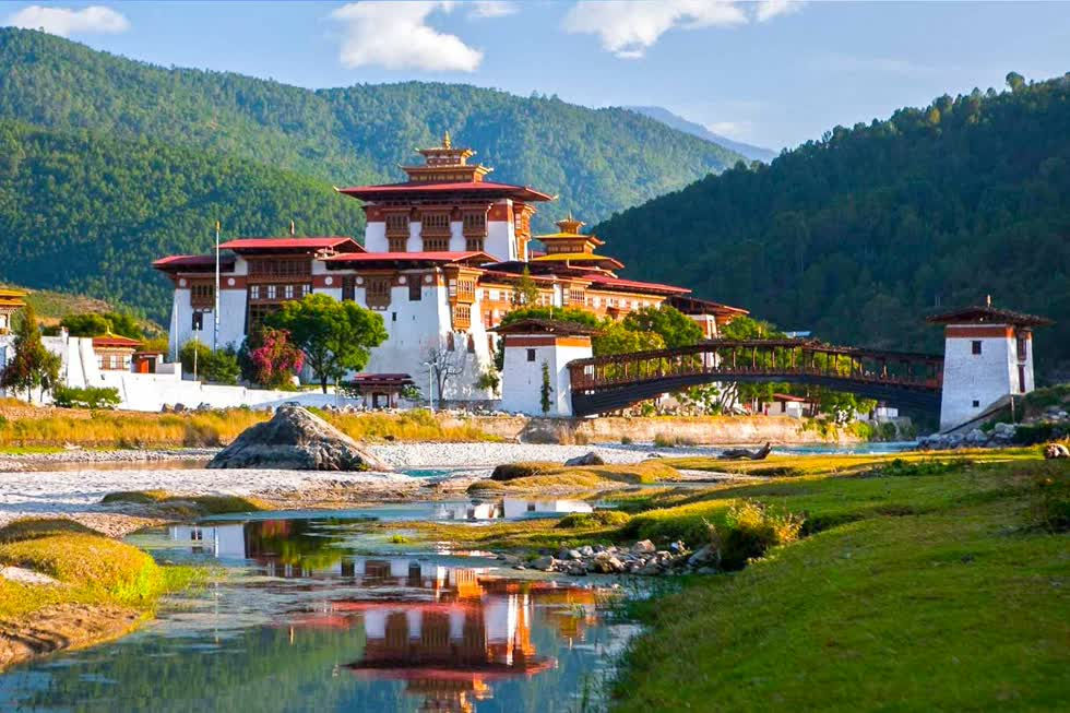1. Bhutan được mệnh danh là đất nước hạnh phúc nhất trên thế giới, bởi ẩn chứa sau nó là hàng loạt những điều bí mật thú vị mà không phải ai cũng biết về quốc gia nhỏ bé này. Đây là quốc gia duy nhất trên thế giới đo mức độ thịnh vượng của đất nước dựa trên chỉ số GNH (Gross National Happiness – Tổng hạnh phúc quốc gia), chứ không phải bằng chỉ số GNP - tổng sản lượng quốc dân như các nước khác.