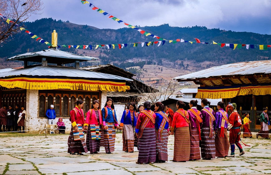   Bhutan là một trong số ít những nước đến nay vẫn giữ được những giá trị cổ xưa , cuộc sống của họ yên bình và dường như đứng bên lề những hối hả gấp gáp của cuộc sống hiện đại. Chỉ cần nhìn cách sống của họ cũng khiến chúng ta có thể mỉm cười và hiểu tại sao lại gọi đó là đất nước hạnh phúc nhất thế giới.  
