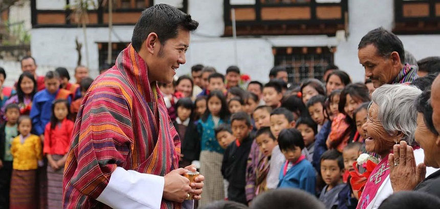 Người Bhutan rất thân thiện với nhau, không kể tầng lớp xuất thân. Một hoàng tử của hoàng gia có thể cùng chơi bóng với các học sinh bình thường khác mà không có sự phân biệt. Sự gần gũi này khiến con người mến nhau hơn.