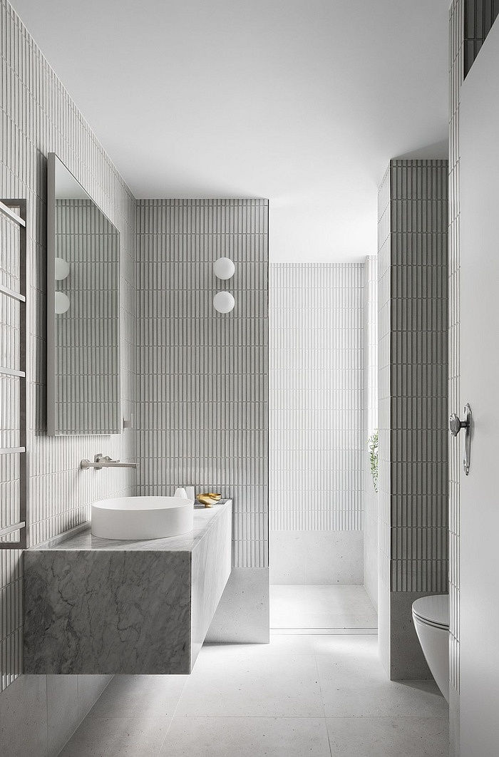   Phòng tắm đầy đủ tiện nghi với gam màu trung tính.  