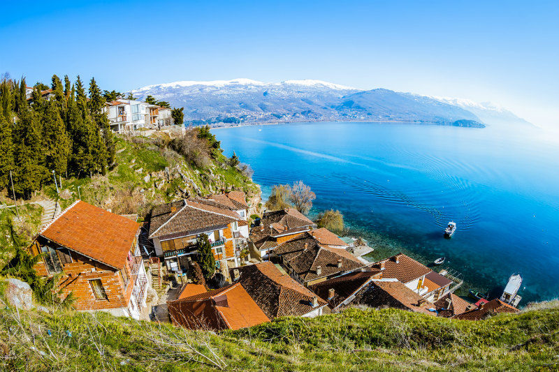 Di sản kết hợp tự nhiên và văn hóa của vùng OhridĐây là di sản thế giới hỗn hợp tự nhiên và văn hóa được UNESCO công nhận từ rất sớm vào năm 1979. Nằm trên bờ hồ Ohrid, thị trấn Ohrid là một trong những khu dân cư lâu đời nhất ở châu Âu.