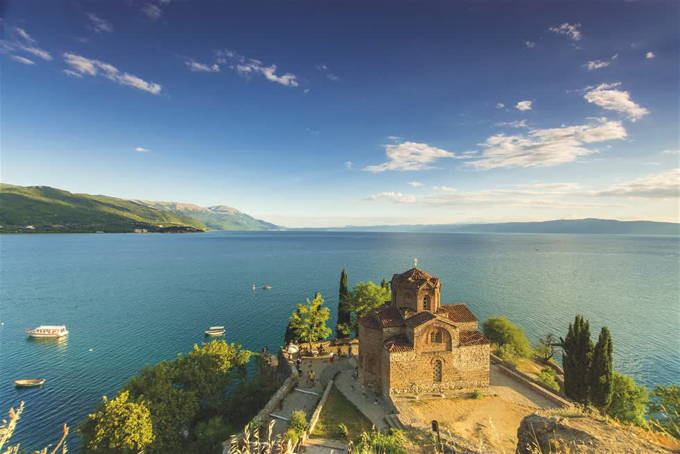   3. Miền Bắc Macedonia tạo nên điều khác biệt khiến nơi đây thu hút du khách chính là di sản lịch sử Ohrid, nơi được UNESCO công nhận là di sản văn hóa thế giới, đẹp ngây ngất lòng người. Được xây dựng chủ yếu là giữa thế kỷ thứ VII và XIX, gồm các tượng đài kỉ niệm, nhà thờ Ohrid, thành phố cổ Ohrid, Struga và toàn bộ di sản tự nhiên trên bờ hồ Ohrid.   Hầu hết các danh lam thắng cảnh khiến người ta nhớ đến đất nước Macedonia đều thuộc vùng đất di sản Ohrid này. Bao gồm như Hồ Ohrid, Nhà thờ Jovan Kaneo, Tu viện Saint Naum, Vườn quốc gia Galicica, Nhà thờ Sophia, Nhà hát cổ của Ohrid, Tsar Samuel's Fortress, Sveti Kliment Ohridski,…  