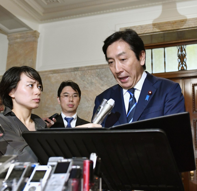 Ông Sugawara phát biểu trước báo giới sau scandal. Ảnh: Kyodo.