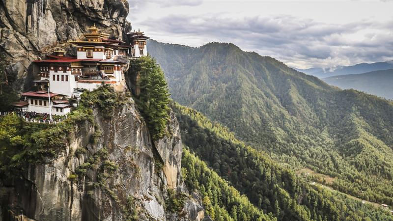 Bhutan, nằm trên con đường Tơ lụa cổ ở Nam Á là điểm đến hàng đầu của Lonely Planet năm 2020. Bhutan được chọn một phần vì vẻ đẹp, nhưng cũng vì đây là quốc gia duy nhất trên thế giới có mức khí carbon âm và dự kiến sẽ trở thành quốc gia đầu tiên trên thế giới trở thành quốc gia hữu cơ vào năm 2020.