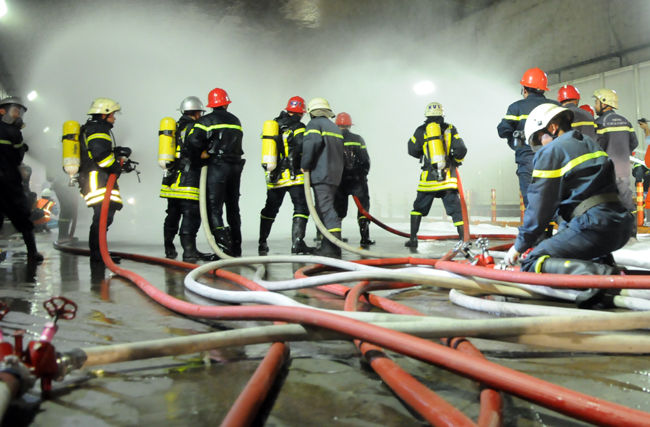 Công tác chữa cháy được triển khai từ nhiều hướng.
