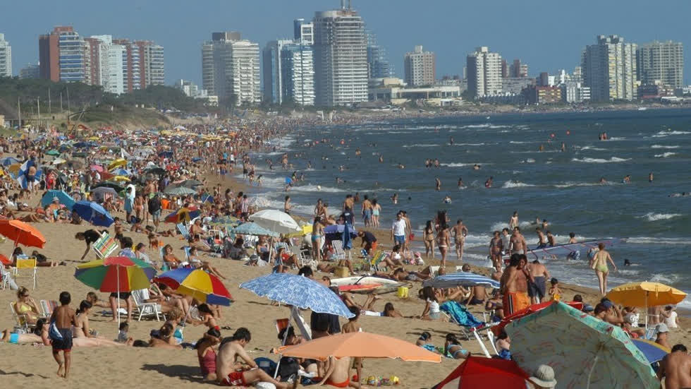 Thứ 10 là Uruguay, với đường bờ biển 660km và một hoạt hoạt động xã hội tích cực trong những năm gần đây. Trong ảnh: Du khách tận hưởng thời tiết đẹp ven biển Đại Tây Dương ở Punta del Este, Montevideo.