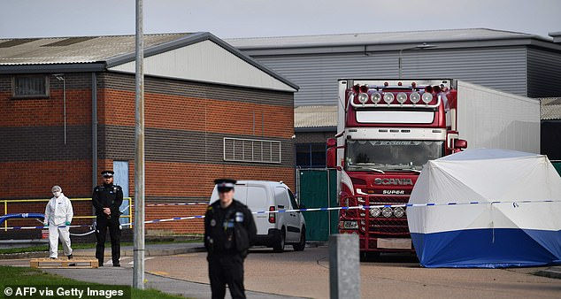   Tất cả những nạn nhân đã được chuyển từ phương tiện ở Tilbury Docks đến Bệnh viện Broomfield ở Chelmsford để khám nghiệm tử thi.  