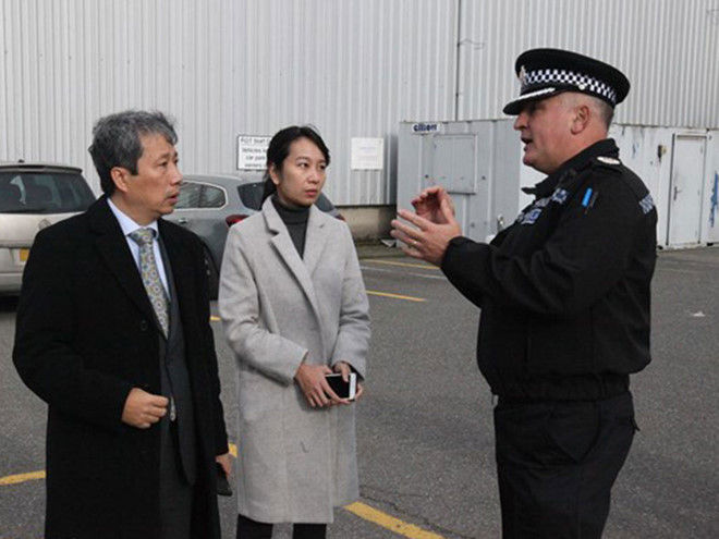 Đại sứ Việt Nam tại Anh đã đến hiện trường, làm việc với chính quyền địa phương và cảnh sát hạt Essex. Ảnh: TTXVN.