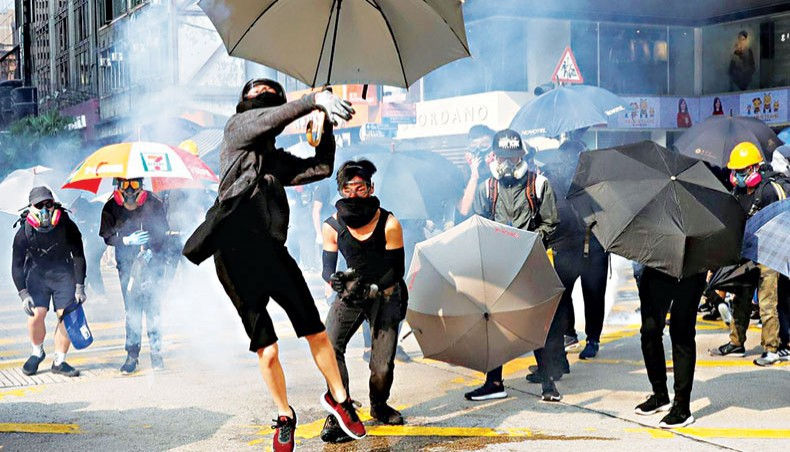 Người biểu tình trên đường phố Hồng Kông hôm 27/10. Ảnh: Reuters.