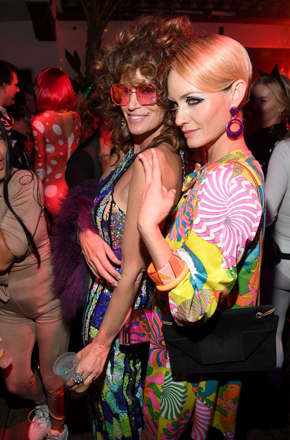   Cindy Crawford và Amber Valletta tái hiện thời trang thập niên 60, với hình ảnh của Valletta vàTwiggy tại bữa tiệc Halloween của Casamigos.  