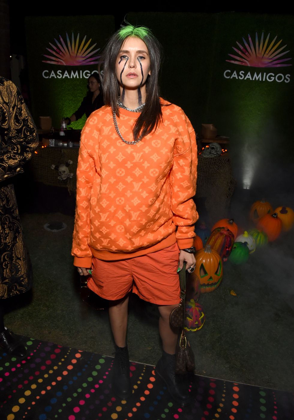   Nina Dobrev trở thành Billie Eilish tại bữa tiệc Halloween của Casamigos.  