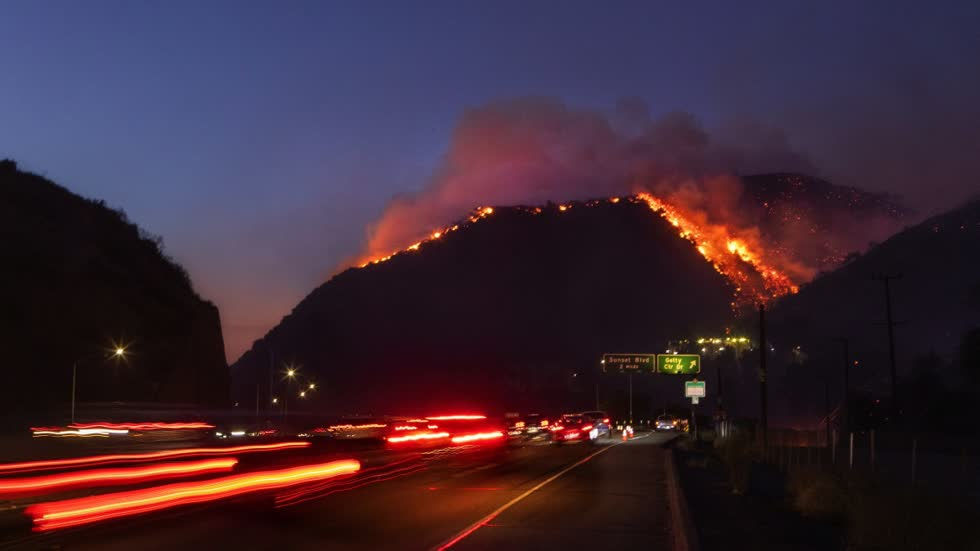Hình ảnh cháy rừng nhìn từ cao tốc 405 phía bắc Los Angeles - Ảnh: LA Times.