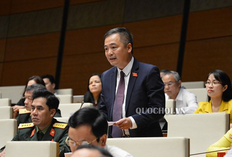   Đại biểu Nguyễn Lân Hiếu (An Giang) cho rằng cần công khai chi tiết các vi phạm luật pháp quốc tế cùa Trung Quốc trên Biển Đông.   