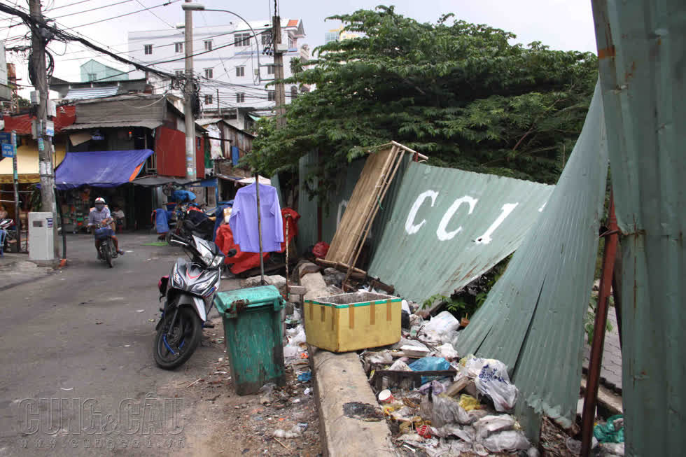 Hai bên bờ kênh