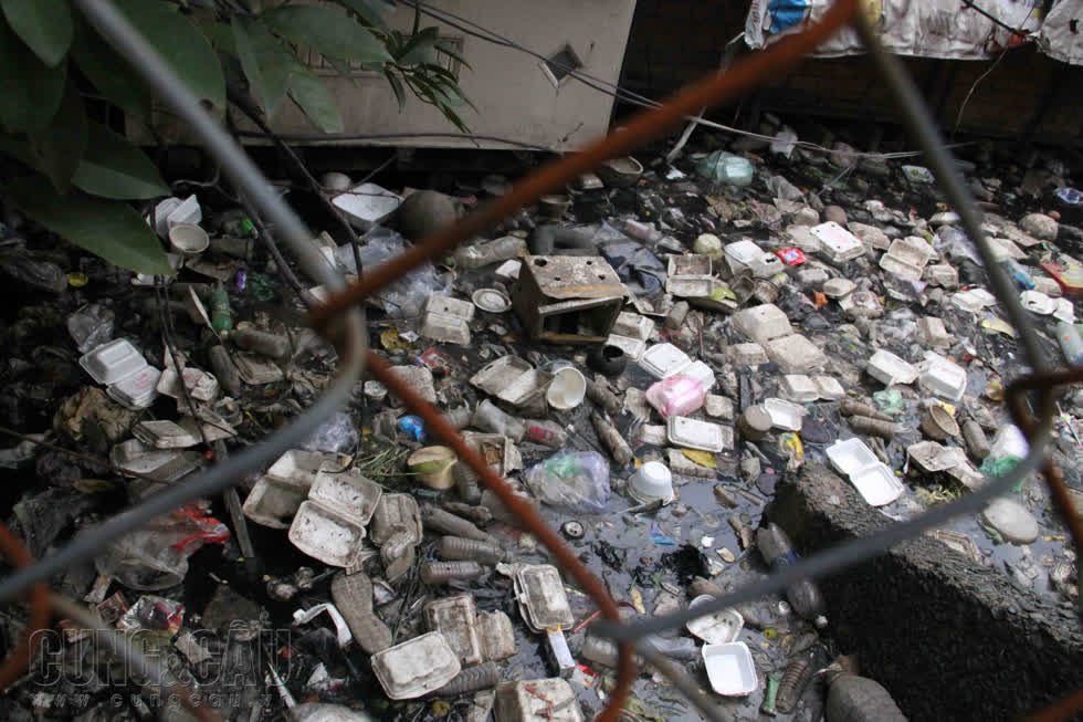 Kênh Hàng Bàng vẫn ngập đầy rác, tắc nghẽn vì còn vướng giải tỏa