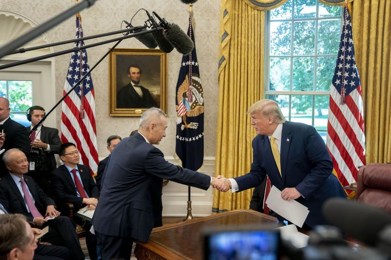 Donald Trump bắt tay với Phó Thủ tướng Lưu Hạc ở Washington, D.C. vào ngày 11/10. Ảnh: Andrew Harrer/Bloomberg.