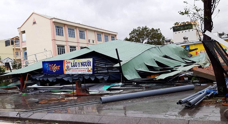 Một cửa hàng ăn uống tại TP.  Quy Nhơn  cũng bị bão đánh sập. Ảnh: HI SAN