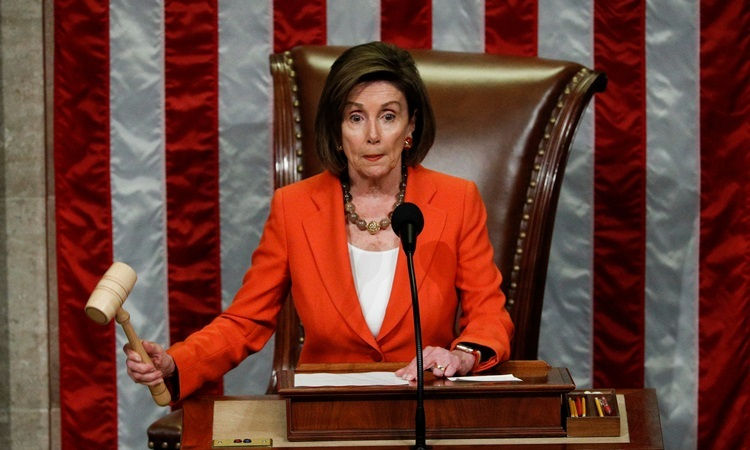 Chủ tịch Hạ viện Mỹ Nancy Pelosi tại cuộc bỏ phiếu ở tòa nhà quốc hội hôm nay. Ảnh: Reuters.