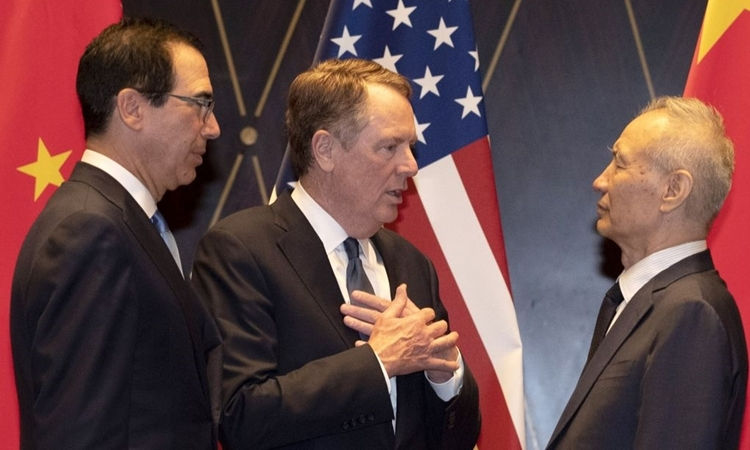 Phó thủ tướng Trung Quốc Lưu Hạc (phải), Đại diện Thương mại Mỹ Robert Lighthizer (giữa) và Bộ trưởng Tài chính Mỹ Steven Mnuchin tại Thượng Hải hồi tháng 7. Ảnh: Reuters.