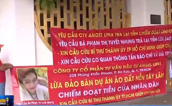 Khách hàng góp vốn đầu tư không nhận được nền đất đã căng băng rôn tố cáo Công ty Angel Lina và bà Nhung.