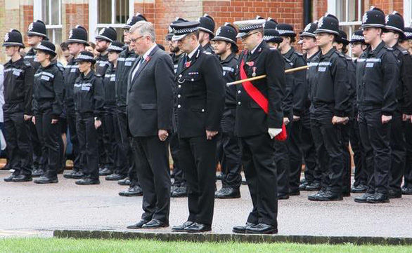   Cảnh sát và công chức Essex dành 1 phút mặc niệm các nạn nhân ngày 1/11.  