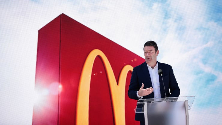 Giám đốc điều hành của McDonald, Stephen Easterbrook tiết lộ công ty trụ sở mới của công ty trong buổi lễ khai trương vào ngày 4/6/2018 tại Chicago, Illinois.