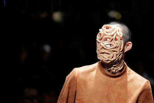 Người mẫu nam khiến người xem hoảng hốt khi hóa thân thành người có nhiều mắt qua chiếc mặt nạ trong show diễn của nhà thiết kế Nhật Bản Yoshikazu Yamagata.