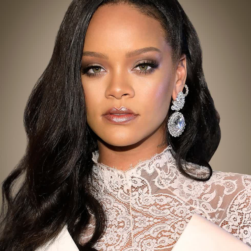 Người đứng kế sau Taylor Swift trong danh sách của Billboard là nữ ca sĩ Rihanna. Ngoài kiến tiền từ bản quyền nhạc số hay doanh đĩa, liveshow... Rihanna còn thành lập hãng mỹ phẩm, thời trang riêng của mình.