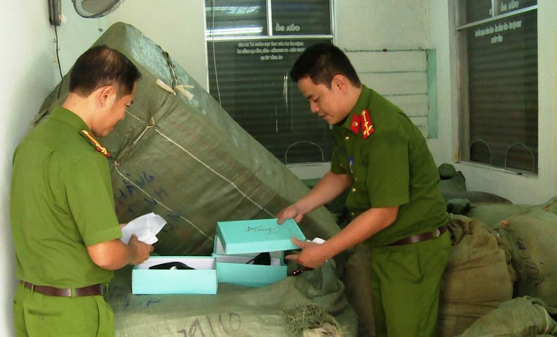 Lực lượng chức năng đã tịch thu toàn bộ lô hàng không rõ  nguồn gốc  trên tàu SE19 Đà Nẵng - Hà Nội.