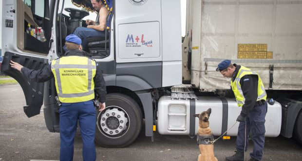 Cảnh sát Hà Lan kiểm tra một xe tải trong chiến dịch truy quét người nhập cư trái phép năm 2016. Ảnh: AFP.