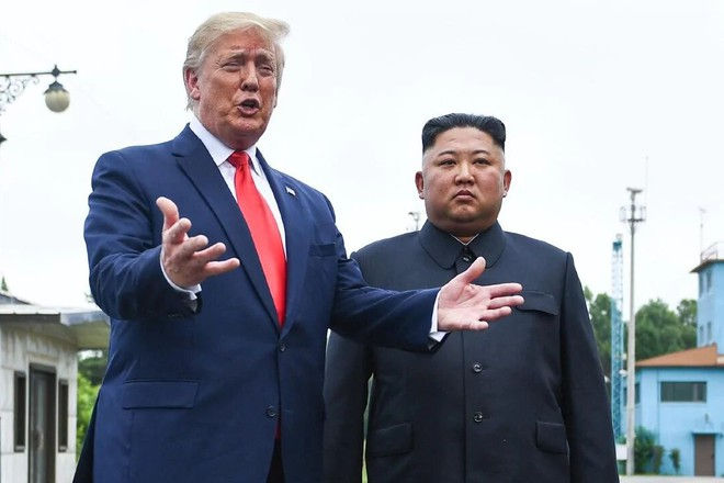 Tổng thống Mỹ Donald Trump gặp nhà lãnh đạo Triều Tiên Kim Jong Un tại DMZ vào tháng 6, thống nhất nối lại đàm phán phi hạt nhân hóa. Ảnh: AFP.