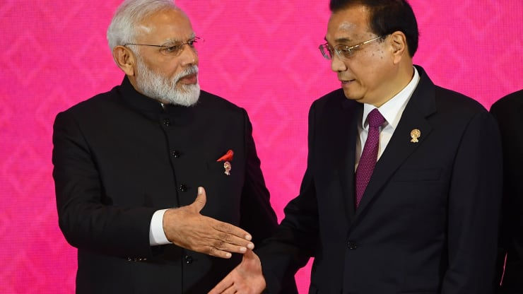 Thủ tướng Ấn Độ Narendra Modi bắt tay với Thủ tướng Trung Quốc Lý Khắc Cường trong Hội nghị thượng đỉnh Đối tác kinh tế toàn diện khu vực (RCEP) lần thứ 3 tại Bangkok vào ngày 4/11/2019.