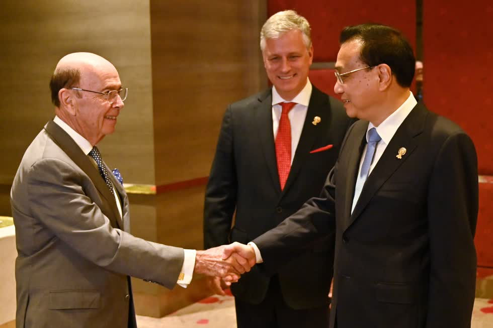 Từ trái qua: Bộ trưởng Bộ Thương mại Mỹ Wilbur Ross, cố vấn an ninh quốc gia Mỹ Rober O'Brien, và Thủ tướng Trung Quốc Lý Khắc Cường trong cuộc gặp sáng 5/11 tại Bangkok, Thái Lan - Ảnh: Getty/Bloomberg.