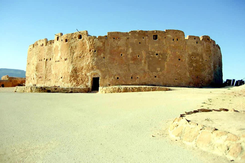   Aziziyah, Libya: Thủ phủ cũ của quận Jafara từng được ghi nhận là nơi nóng nhất trái đất với nhiệt độ 58 độ C vào năm 1922. Tuy nhiên, danh hiệu này bị thu hồi vào năm 2012, khi các nhà khí tượng học tuyên bố rằng kết quả đo đạc này không chuẩn xác vì nhiều lý do. Hiện tại, thị trấn có hơn 20.000 dân này vẫn thường xuyên hứng chịu nền nhiệt hơn 48 độ C trong mùa hè. Ảnh: Atlas & Boots.  