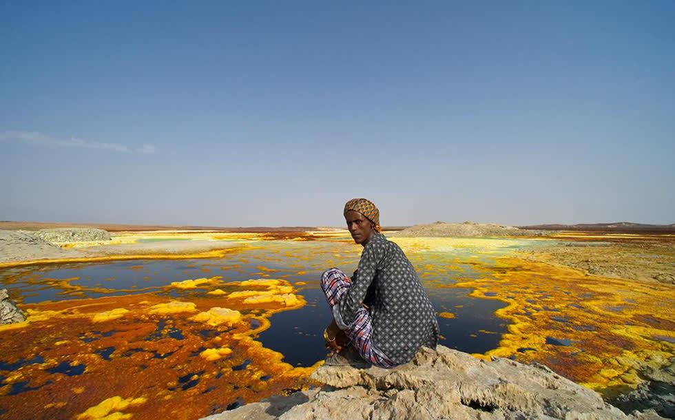   Dallol, Ethiopia: Vùng thủy nhiệt này có các mỏ muối, suối nước nóng chứa axit và suối phun, với nhiệt trung bình hàng ngày là 41 độ C, mức nhiệt cao nhất trong các vùng có người sinh sống trên trái đất. Trái với tưởng tượng, toàn vùng có tới hơn 83.000 người sinh sống. Ngành khai thác mỏ ở đây rất phát triển. Ảnh: Detayphoto.  