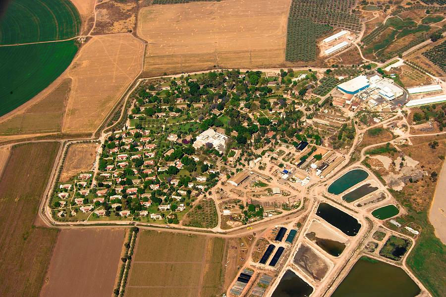   Tirat Zvi, Israel: Nhiệt độ kỷ lục ở đây lên tới 53-54 độ C và nền nhiệt trung bình một năm là 37 độ C. Khu dân cư này có nhiều công trình tôn giáo ấn tượng và nền văn hóa đặc sắc. Ảnh: Fineartamerica.  