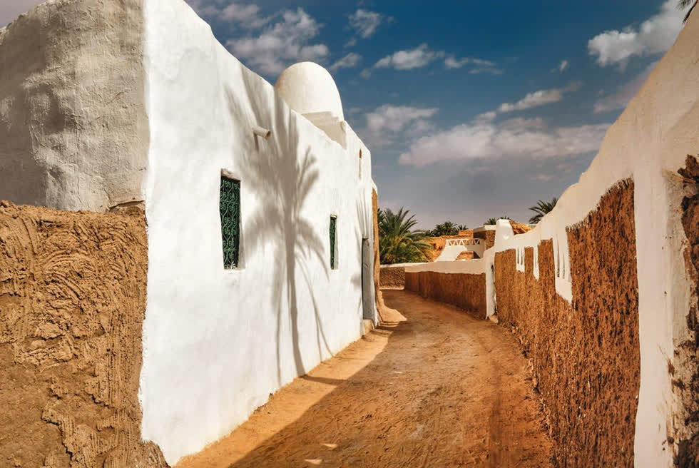   Ghadames, Libya: Ốc đảo giữa sa mạc này giờ là Di sản Thế giới UNESCO nhờ những căn nhà đắp từ bùn, kiến trúc bảo vệ 7.000 cư dân ở đây khỏi cái nóng bỏng rát. Được coi là “ngọc trai sa mạc”, nhiệt độ trung bình ở Ghadames là 40 độ C, cao nhất có thể lên tới 55 độ C. Ảnh: Road Affair.  