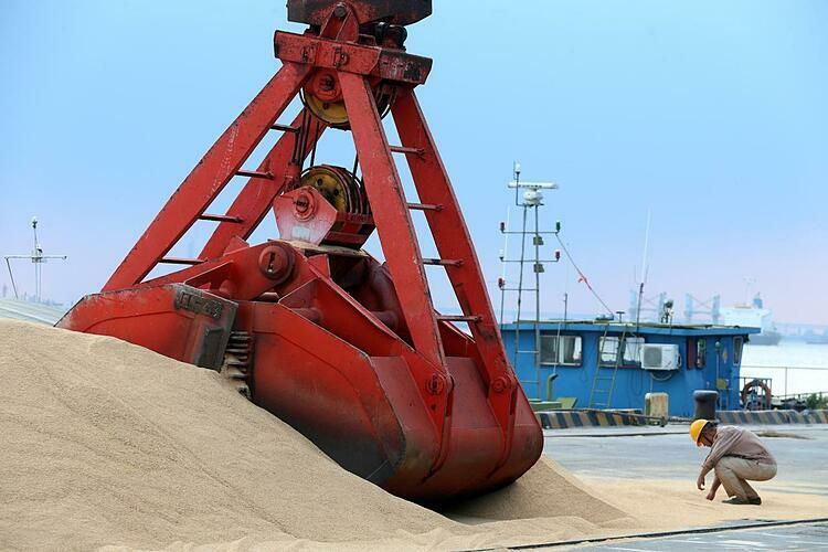 Đậu tương nhập khẩu tại một cảng biển ở Giang Tô (Trung Quốc). Ảnh: Reuters.